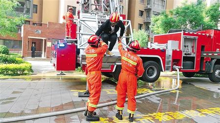 多方聯動 快速反應 ——省消防救援總隊高層小區消防救援演練記