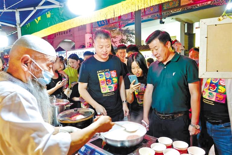 鄭州餐飲同行“打卡”金城夜市：“月光下的蘭州美食，唇齒留香”