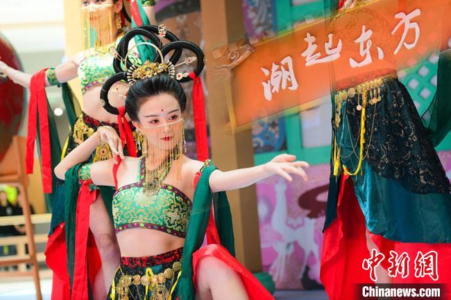 圖為今年9月5日，在重慶亮相的敦煌博物館“潮起東方”主題活動現(xiàn)場。敦煌博物館供圖