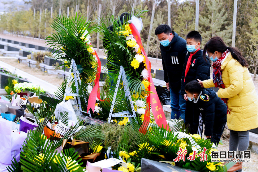 委托快遞、自發前往，社會各界在陳紅軍烈士墓前獻花致敬