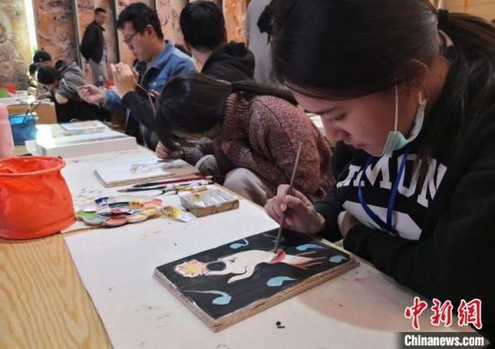 2020年10月，臺灣大學生在敦煌“莫高學堂”體驗泥胚畫手作課。　丁思 攝