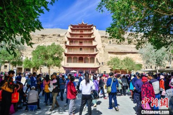 中國農(nóng)歷四月初八,敦煌民眾傳承歷史習(xí)俗,前往莫高窟燒香禮佛、祈福。(資料圖) 王斌銀 攝 中國農(nóng)歷四月初八,敦煌民眾傳承歷史習(xí)俗,前往莫高窟燒香禮佛、祈福。(資料圖) 王斌銀 攝