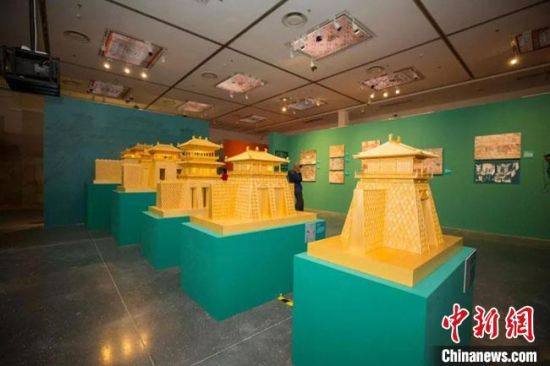 圖為呈現(xiàn)敦煌壁畫中的建筑和園林之美的復(fù)原模型。(資料圖) 敦煌研究院供圖 圖為呈現(xiàn)敦煌壁畫中的建筑和園林之美的復(fù)原模型。(資料圖) 敦煌研究院供圖