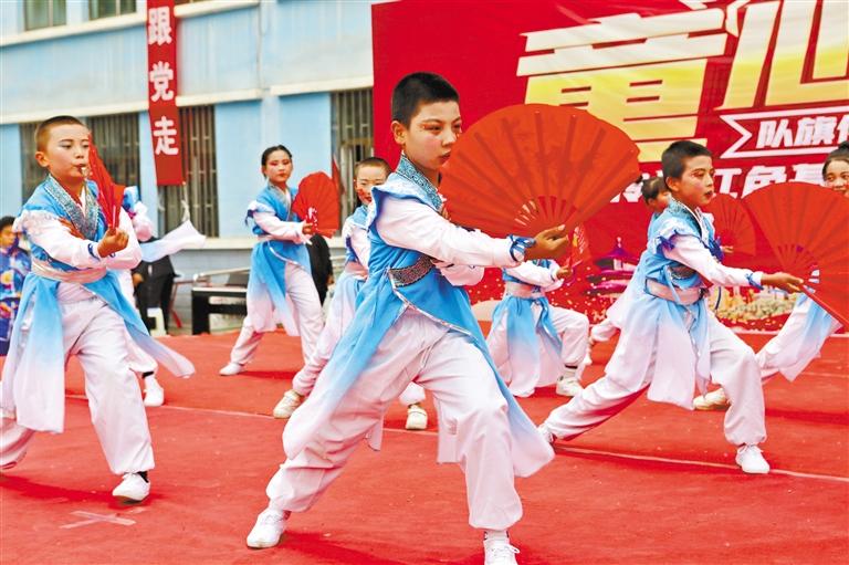 甘肅省婦聯給孩子們送去節日禮物