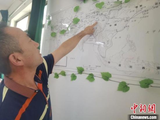圖為甘肅省社會科學(xué)院絲綢之路研究所所長侯宗輝指出《絲綢之路古文明》課題組考察線路。 閆姣 攝 圖為甘肅省社會科學(xué)院絲綢之路研究所所長侯宗輝指出《絲綢之路古文明》課題組考察線路。 閆姣 攝