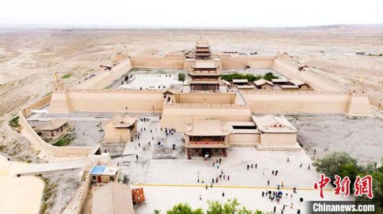 圖為7月中旬，世界文化遺產——嘉峪關，它是中國明代萬里長城的西端起點。　高展　攝
