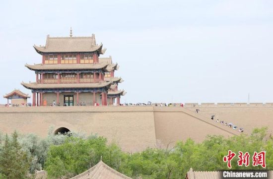 歷經數十載保護修繕的古老關城得以延年益壽，成為了海內外游客“絲路游”的必經打卡地?！「哒?攝