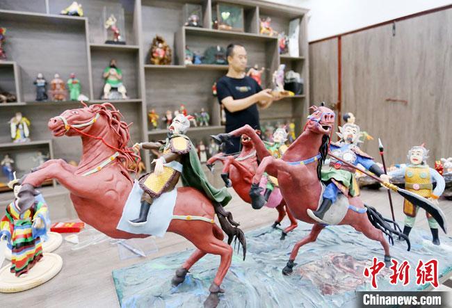 安秋平是成州面塑第五代傳承人，也是當(dāng)?shù)匚ㄒ粓?jiān)守面塑制作的人?！「哒?攝