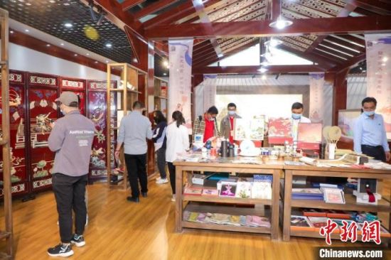 圖為甘肅“一會一節(jié)”期間,位于敦煌的天水市展館中,民眾觀賞文創(chuàng)產品。 甘肅省文化和旅游廳供圖 圖為甘肅“一會一節(jié)”期間,位于敦煌的天水市展館中,民眾觀賞文創(chuàng)產品。 甘肅省文化和旅游廳供圖