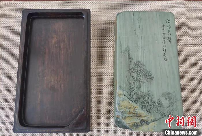 圖為盧保勝為提升洮硯文化內(nèi)涵，制作“一硯一銘、一盒一拓”成品展示。　張婧 攝
