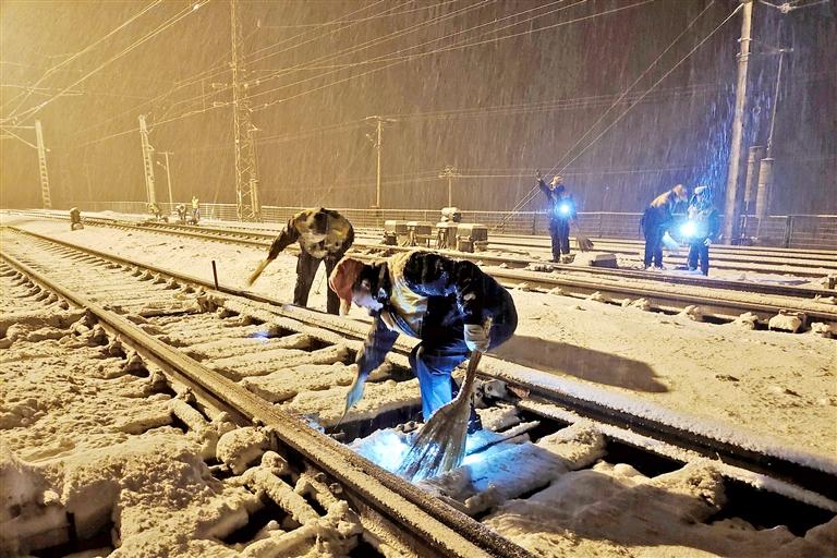 甘肅河西地區(qū)降雪 蘭新鐵路沿線啟動緊急預(yù)案