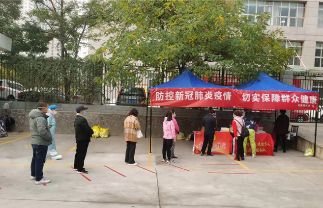 城關區紀委監委各監督檢查組督促各街道核酸檢測點落實“一米線”制度。.jpg