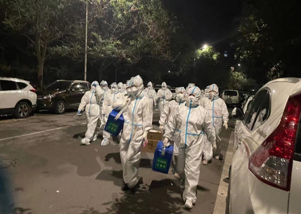 安寧區紀委監委協助醫護人員進駐封閉小區開展核酸檢測.jpg