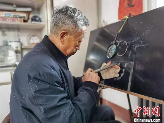 圖為陶世清在創(chuàng)作中?！钅?攝