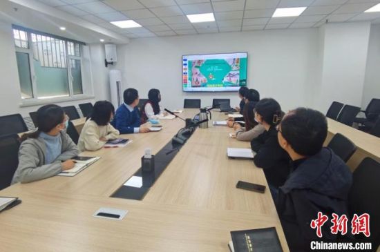 圖為甘肅教育出版社《寫給青少年的敦煌故事》叢書項(xiàng)目組，探討圖書封面設(shè)計。　閆姣 攝