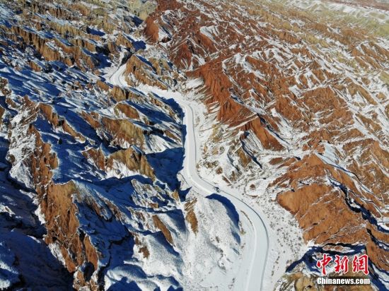 甘肅張掖七彩丹霞恢復(fù)開(kāi)放 現(xiàn)“雪浴丹霞”景觀