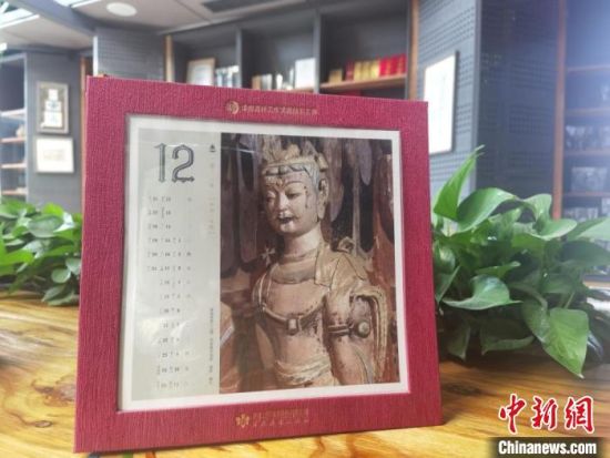 圖為徐晉林制作的敦煌題材的手工書《走進沙漠敦煌——莫高窟與藏書票藝術》，深受讀者喜愛。　閆姣 攝