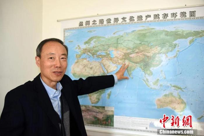 王心源在北京接受<a target='_blank' data-cke-saved-href='/' href='/'>中新社</a>“東西問”專訪,介紹最新研究編制出版的《絲綢之路世界文化遺產(chǎn)賦存環(huán)境圖》。<a target='_blank' data-cke-saved-href='/' href='/'>中新社</a>記者 孫自法 攝 點擊進(jìn)入下一頁