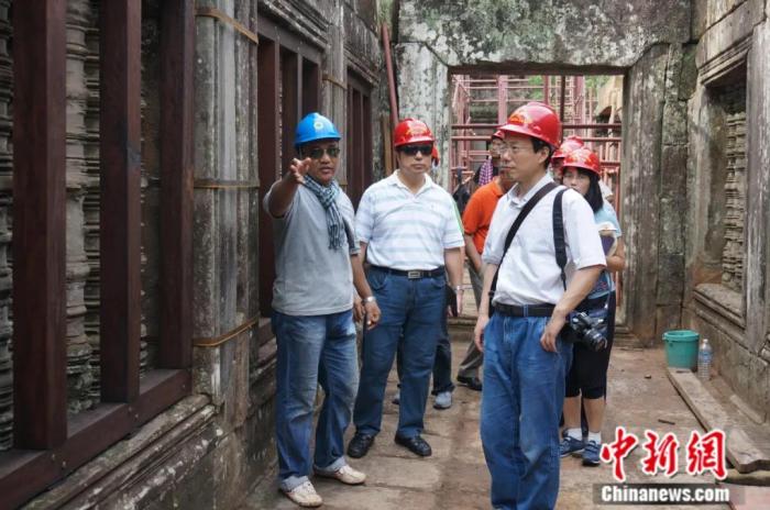 王心源(前右)在吳哥窟考察。<a target='_blank' data-cke-saved-href='/' href='/'>中新社</a>發(fā) 受訪者 供圖 點擊進(jìn)入下一頁
