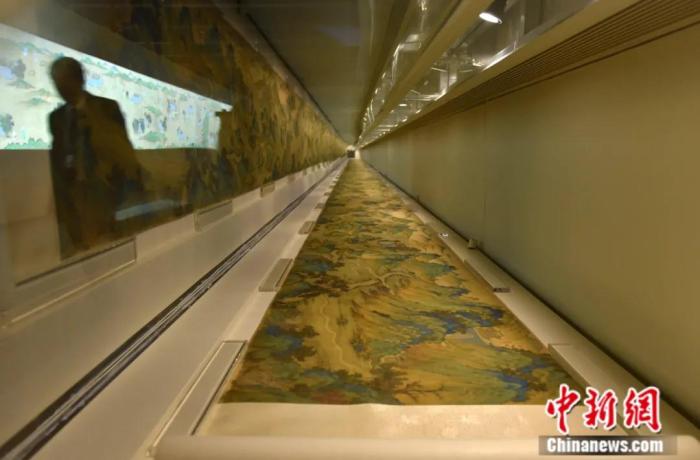 2018年12月在香港拍攝的“絲路山水地圖展”真跡。該真跡繪制于明代中后期,描繪了東起嘉峪關(guān)西至天方城(今沙特阿拉伯伊斯蘭圣城麥加)的遼闊地域范圍。<a target='_blank' data-cke-saved-href='/' href='/'>中新社</a>記者 張煒 攝 點擊進(jìn)入下一頁