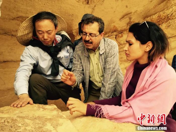 王心源(左一)在突尼斯野外考察。<a target='_blank' data-cke-saved-href='/' href='/'>中新社</a>發(fā) 受訪者 供圖 點擊進(jìn)入下一頁