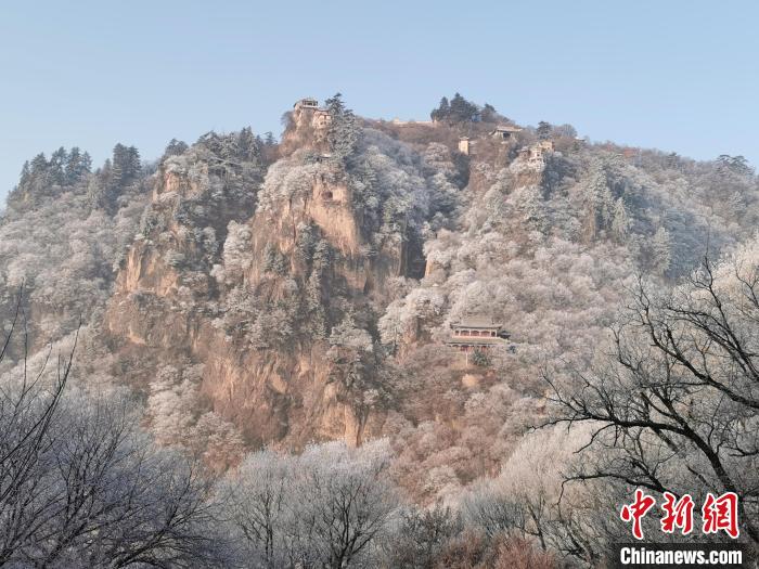 圖為崆峒山霧凇景色?！⌒煺袢A 攝