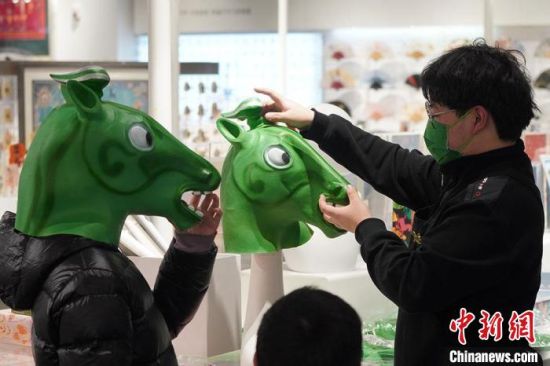 圖為“神馬來了”銅奔馬頭套?！【琶赖┰?攝