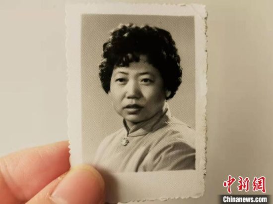 圖為20世紀80年代，蘭州照相館拍攝的人物肖像照，如今仍然有很多人選擇拍攝這樣的照片留作紀念?！⊥跄劣?攝