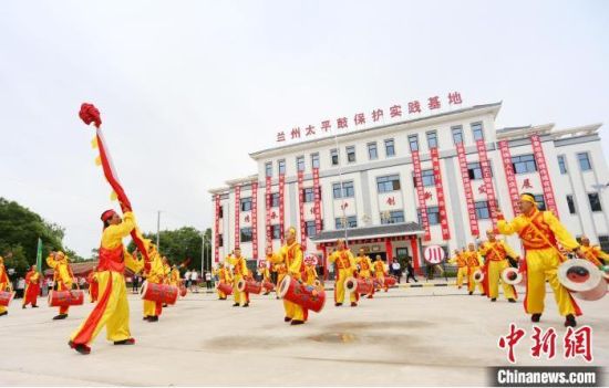 2021年6月30日,蘭州太平鼓教育保護實踐基地啟動儀式在蘭州新區(qū)舉行。(資料圖) 高展 攝 2021年6月30日,蘭州太平鼓教育保護實踐基地啟動儀式在蘭州新區(qū)舉行。(資料圖) 高展 攝