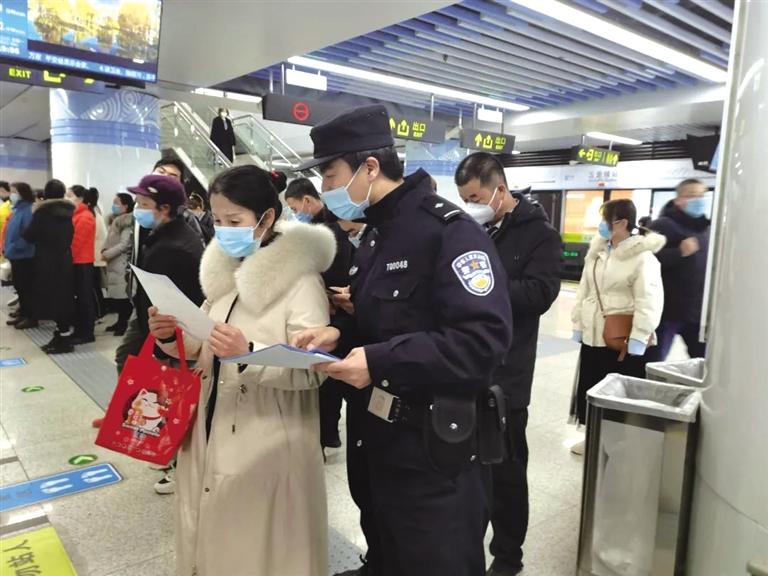 講解詐騙套路 普及“斷卡”常識 蘭州城關公安分局、交通治安分局聯合反詐宣傳進地鐵