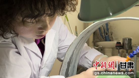 夜光杯制作學(xué)徒謝小琴坦言，雖工作枯燥，但是能夠掌握國家級非遺技藝是很自豪的。王牧雨 攝
