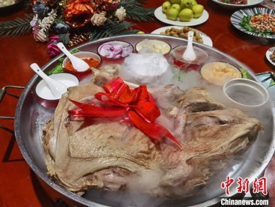 圖為酒泉美食“漢蒸全羊”?！●T志軍 攝