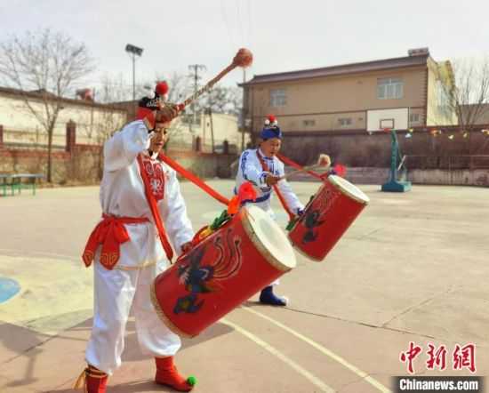 圖為劉玉均(右一)身穿青花服與隊員一起練習動作。 張婧 攝 圖為劉玉均(右一)身穿青花服與隊員一起練習動作。 張婧 攝