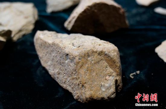圖為靜寧縣賈河鄉(xiāng)竇坪村出土的石器。 夏劍鋒 攝