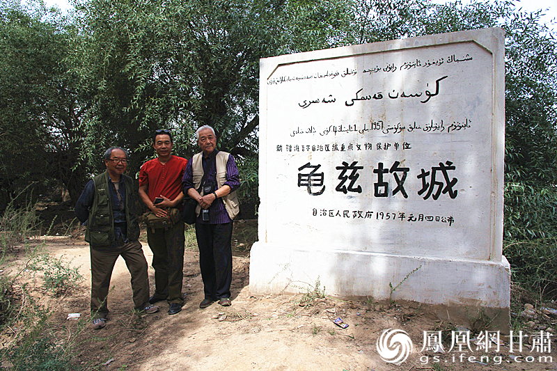 庫車是古代龜茲語，意為“龜茲人的城”，乃絲綢之路重鎮。2016年，蘇朗（右）、文巖（左）等藝術家前往庫車龜茲故城遺址采風。楊文遠 攝