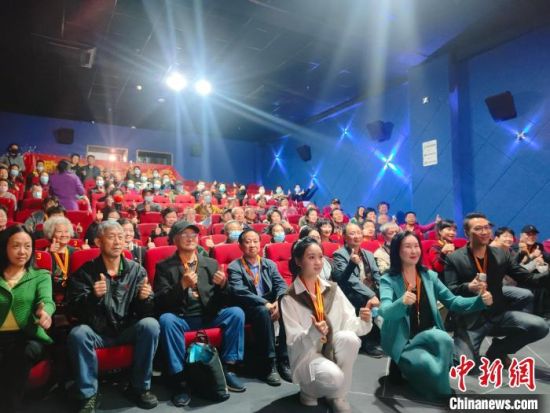 《浴血誓言》主創(chuàng)團隊與到場的紅軍后代合影?！￡愡x斌 攝