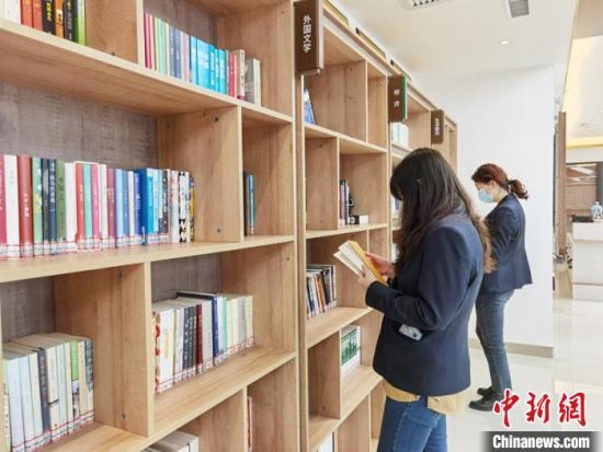 圖為在甘肅公航旅建設(shè)集團有限公司的職工書屋,職工挑選書籍。 徐雪 攝 圖為在甘肅公航旅建設(shè)集團有限公司的職工書屋,職工挑選書籍。 徐雪 攝