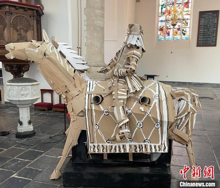 開幕式上,一匹“紙馬”被抬入場中,以此向馬家窯文化致敬。 德永健 攝 點擊進入下一頁
