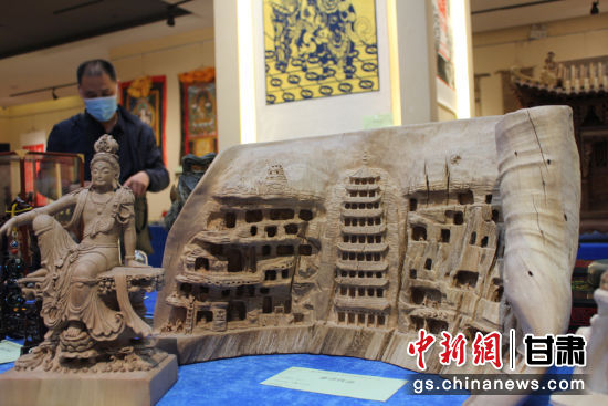 連日來(lái)，甘肅省工藝美術(shù)行業(yè)評(píng)審認(rèn)定工作會(huì)議在蘭州舉行。圖為以敦煌莫高窟為題材的木雕作品《守護(hù)》。徐雪 攝