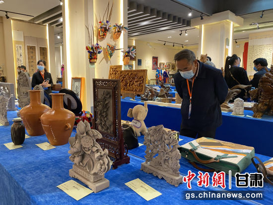 來(lái)自全省的近800件作品進(jìn)入專家評(píng)審環(huán)節(jié)，作品涵蓋雕塑雕刻、漆器、工藝花畫等多個(gè)類別。徐雪 攝