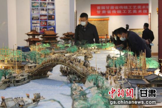 圖為參評(píng)作品牦牛角立體微雕“清明上河圖”。徐雪 攝
