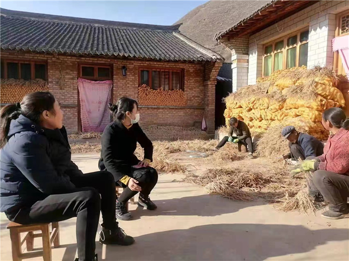 漳縣紀委監委著眼惠農資金落實、產業增收、到戶項目落實、鄉村治理等開展專項監督。圖為該縣紀委監委紀檢監察干部在四族鎮四族村走訪農戶。.jpg