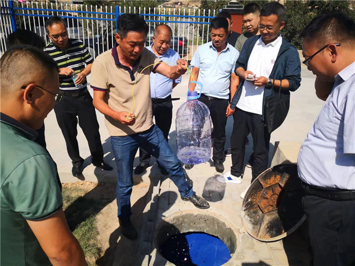 城關區作風建設督察組赴青白石污水處理站，檢查污水采樣情況。.jpg