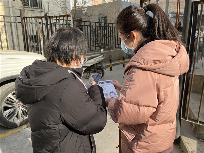 蘭州市紀檢監察干部走上街頭，向群眾推廣小微權力監督一點通平臺。.jpg