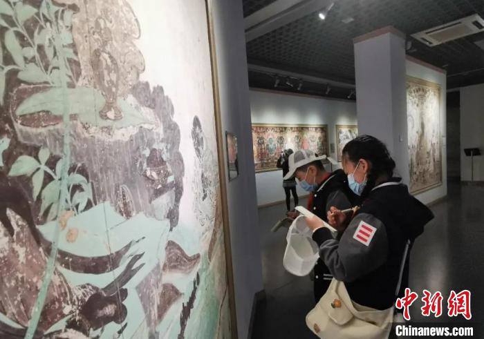 圖為學(xué)生參觀敦煌藝術(shù)館。(資料圖) 蘭州大學(xué)附屬學(xué)校供圖 圖為學(xué)生參觀敦煌藝術(shù)館。(資料圖) 蘭州大學(xué)附屬學(xué)校供圖