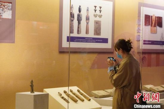 圖為游客在博物館內有序參觀，感受五涼文化。　九美旦增 攝