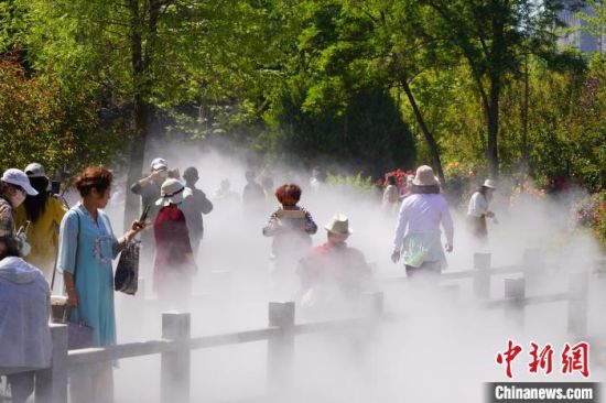 蘭州市寓言故事園化身“瑤池”仙境美景，吸引不少市民前來觀賞、拍照?！【琶赖┰?攝