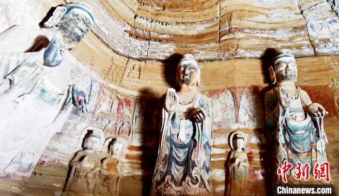 北石窟寺窟內造像因受水顯得斑駁?！“瑧c龍 攝