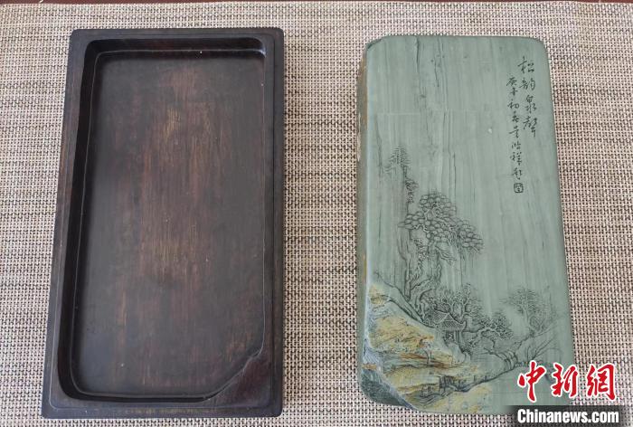 圖為甘肅甘南州洮硯藝人為提升洮硯文化內涵,制作“一盒一拓”成品展示。(資料圖) 張婧 攝 圖為甘肅甘南州洮硯藝人為提升洮硯文化內涵,制作“一盒一拓”成品展示。(資料圖) 張婧 攝