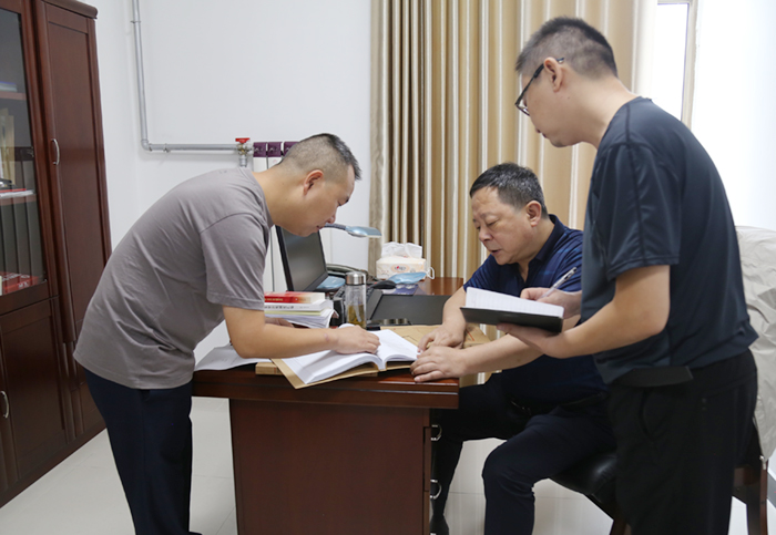 1665561102258406.jpg 五室的同志們在分析案情1.jpg